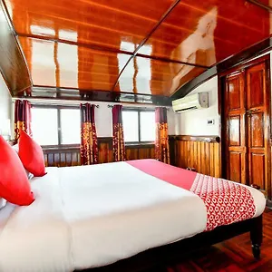 3* Hotel Oyo 24146 Anugraha Houseboat 6bhk
